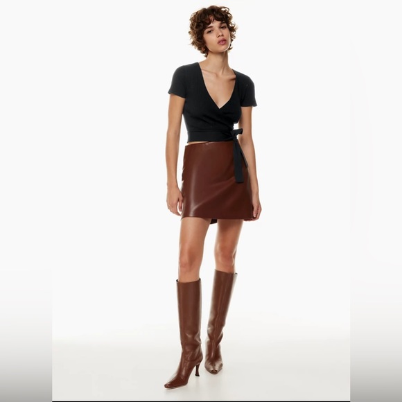 Aritzia little moon All Tied Up black crop short sleeve v-neck tie waist top - Picture 2 of 14